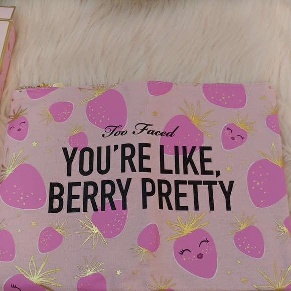 💖FIRM! NWT TOO FACED BERRY CHRISTMAS TO YOU LIMITED EDITION BOX SET - Picture 8 of 16